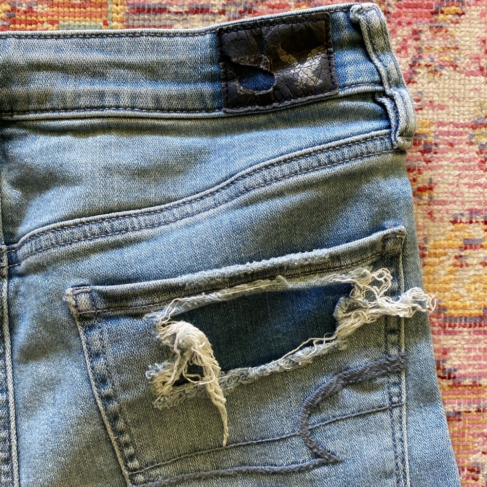 AE Light Wash Hi-Rise Distressed Jegging Jeans! - Picture 5 of 5